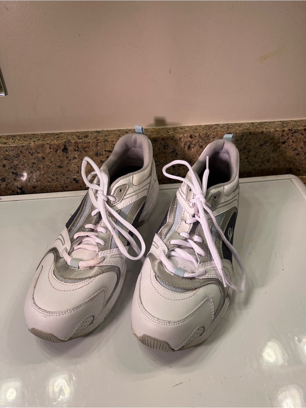 Women’s Sz 11 Easy Spirit White Athletic Sneakers with Silver Accents